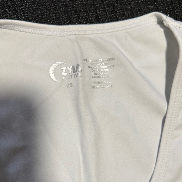 ZYIA cropped Women's White Sleeveless Top - Picture 2 of 2